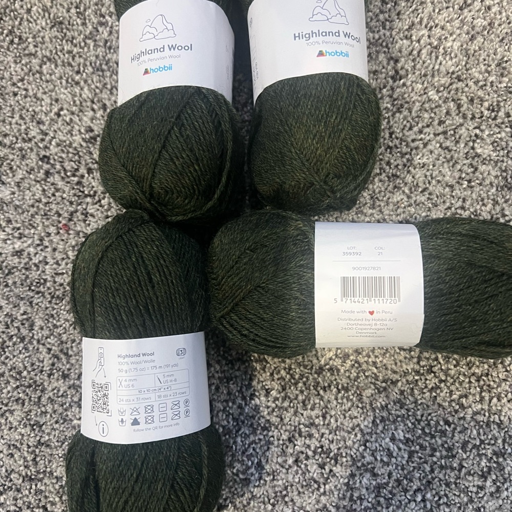 Hobbii Highland 100%  Wool Yarn - Deep Forest Green (4 Skeins)